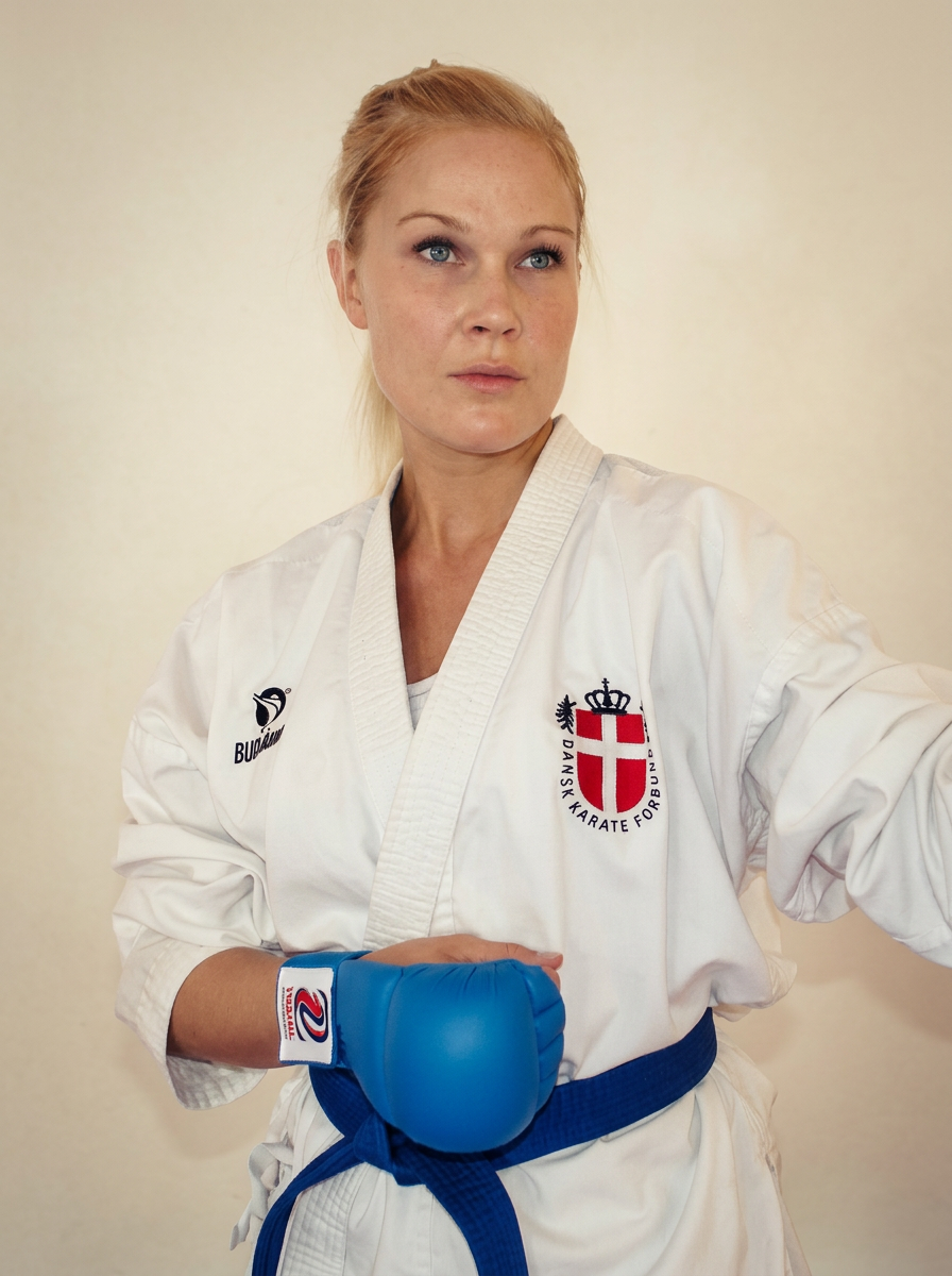 Mathilde Klint i dansk landsholdsgi med blå handsker og blåt bælte